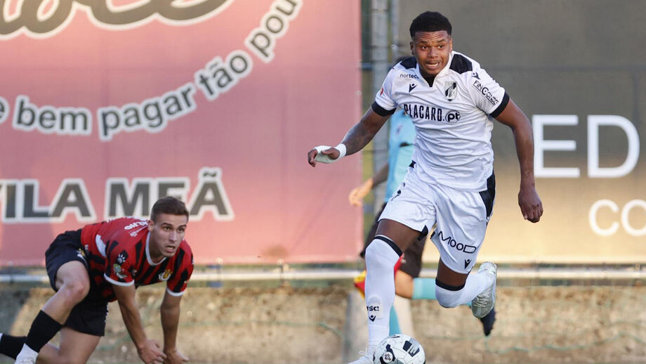 Noah Saviolo avança para a titularidade no V. Guimarães