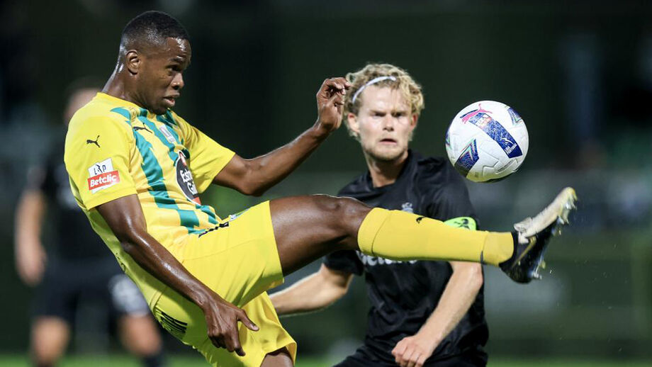 Yaya Sithole em ação perante Morten Hjulmand, do Sporting