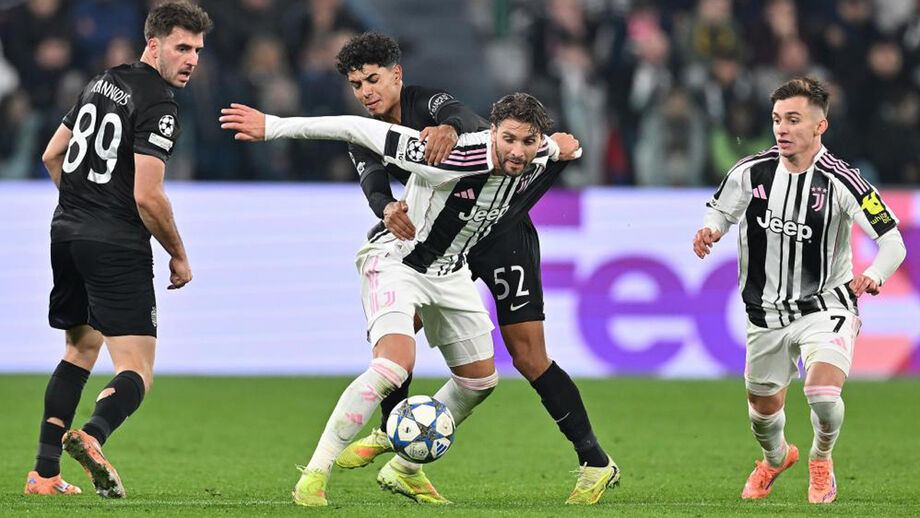 João Simões luta pela posse de bola com Locatelli