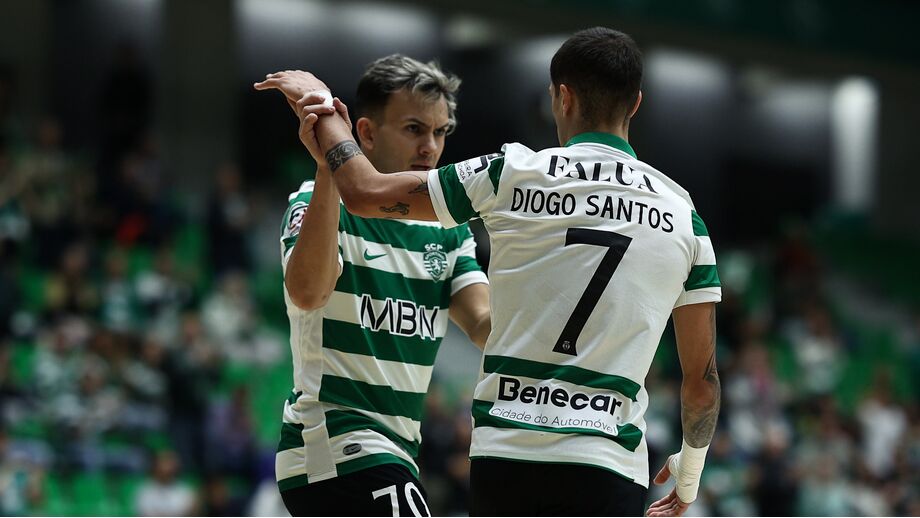 Diogo Santos celebra golo com Rocha