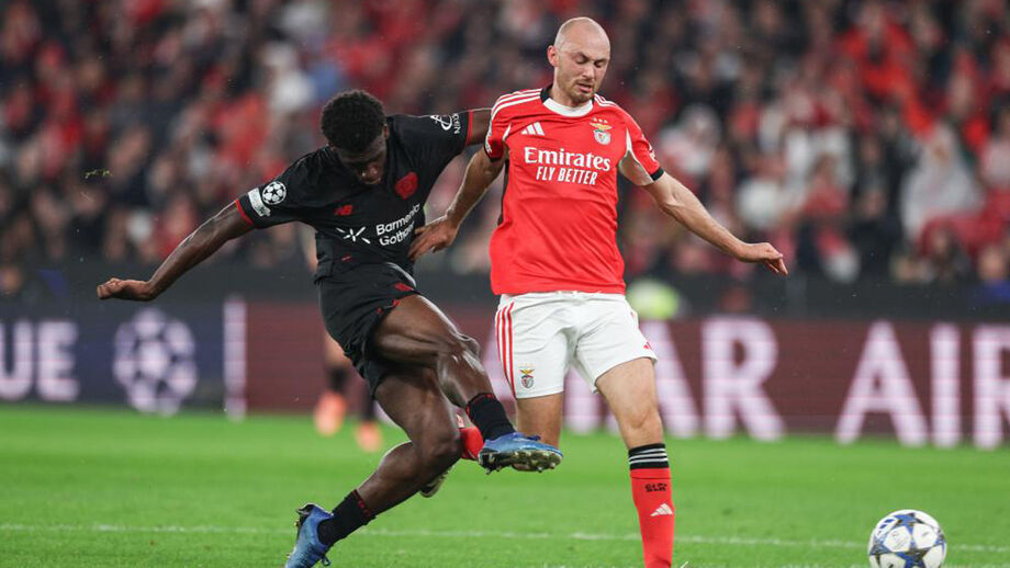 Aursnes disputa a bola com Ernest Poku