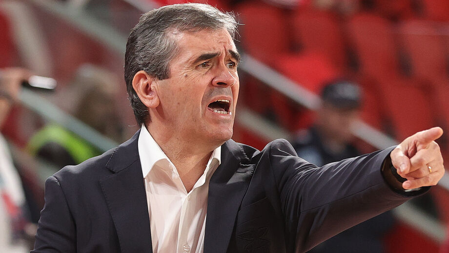 Norberto Alves orienta equipa em jogo contra o Le Mans