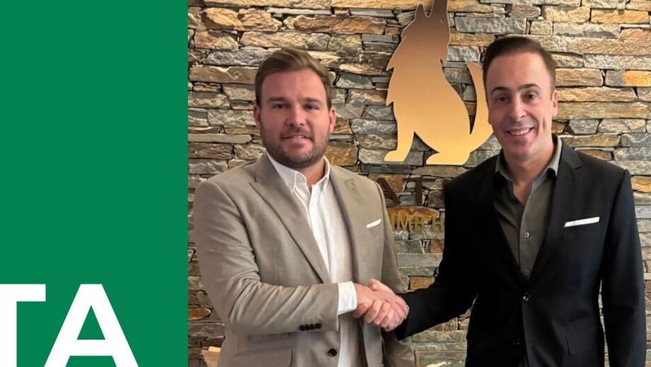 Rui Mota (à dir.) assinou contrato com o clube da Liga 3