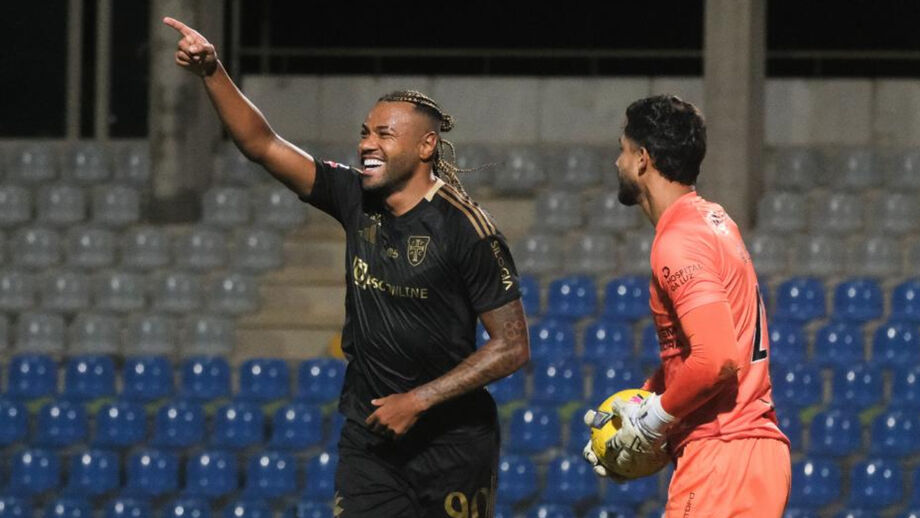 Cassiano festeja golo marcado ao E. Amadora 