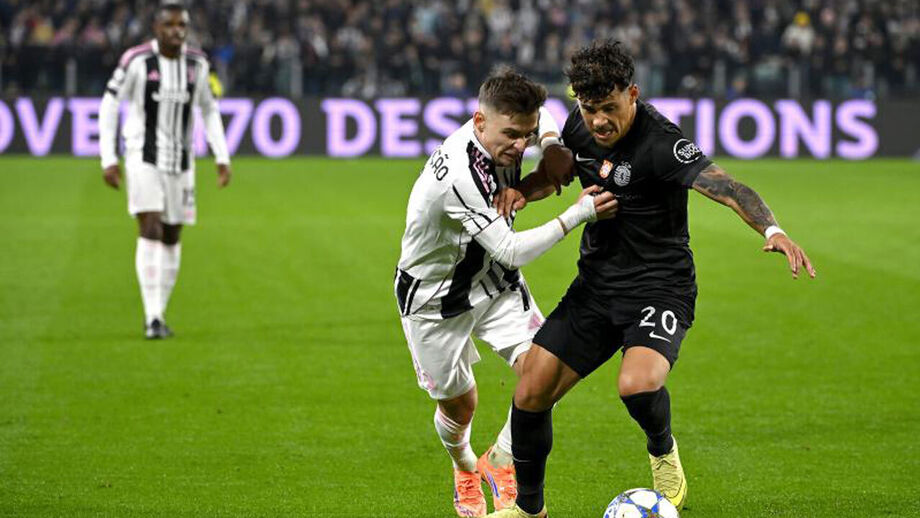 Francisco Conceição disputa a bola com Maxi Araújo 