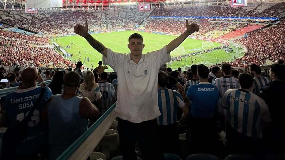 Saiu com 40€ no bolso, uma rifa e fez milhares de quilómetros... à boleia: o adepto argentino nomeado para o 'The Best'