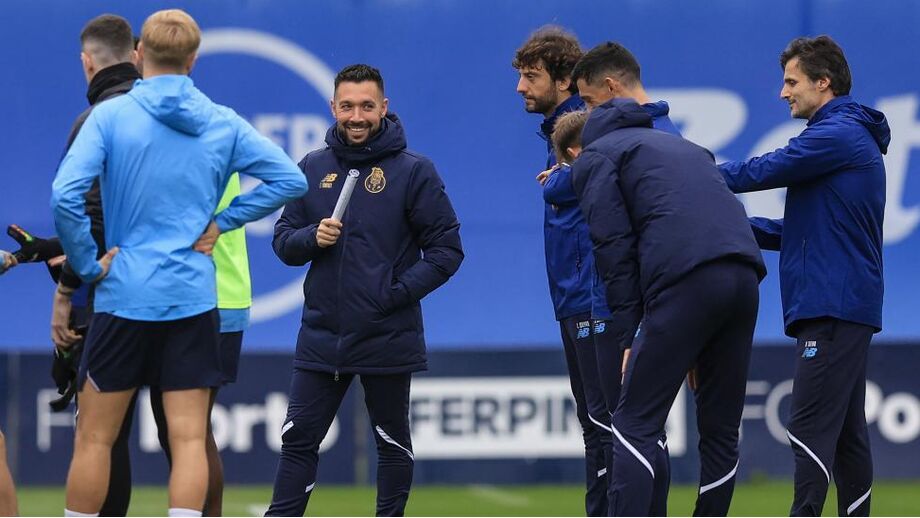 Francesco Farioli sorridente durante o treino do FC Porto