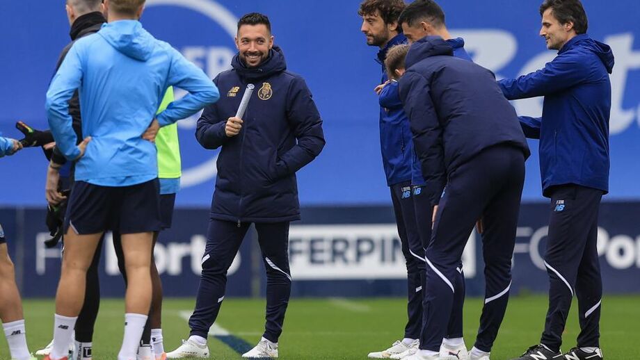Francesco Farioli sorridente durante o treino do FC Porto