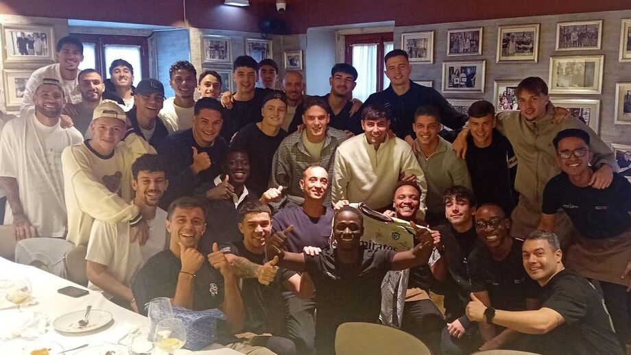 Plantel do Benfica reúne-se ao almoço no 'Solar dos Presuntos'