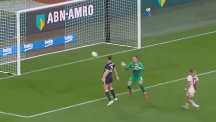 Myrthe Kemper-Moorrees queria atrasar a bola para a guarda-redes... mas acabou por colocá-la dentro da baliza