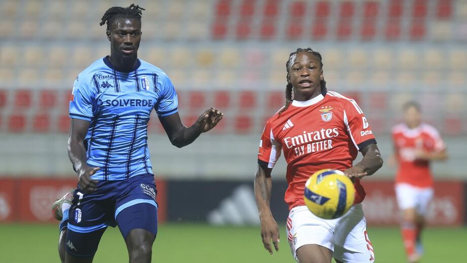 Benfica B e Vizela disputam jogo tenso
