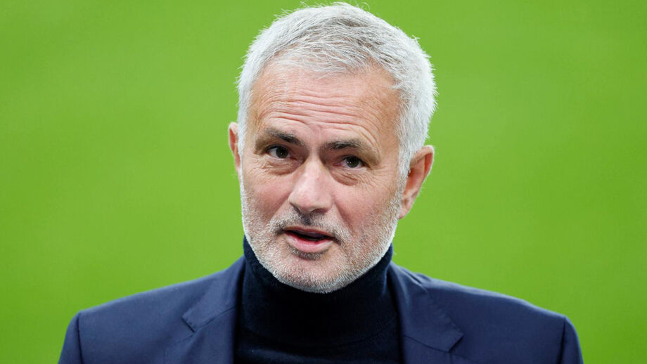 José Mourinho reage junto ao banco de suplentes do Benfica