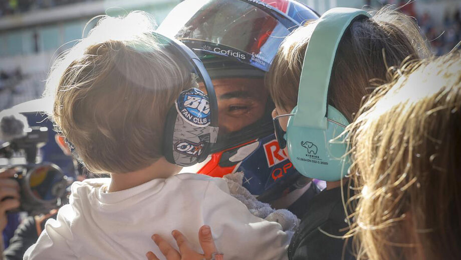 Miguel Oliveira com os filhos antes do arranque do GP de Portugal