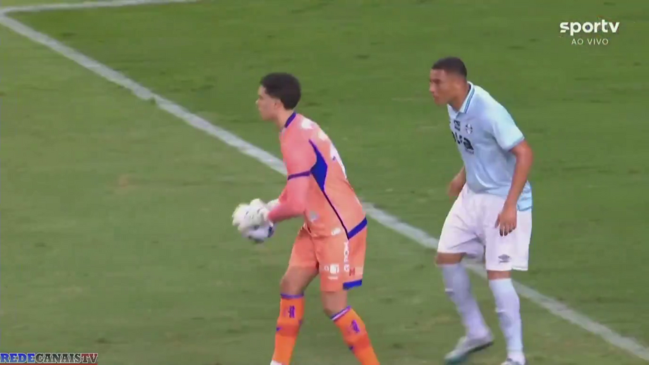 Astuto, Carlos Vinícius aproveitou desta forma uma desatenção do adversário para fazer o 1-1