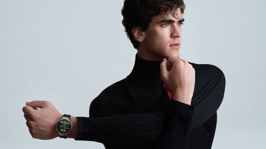 Homem em forma usa smartwatch Huawei Watch GT 5 Pro para monitorizar atividades