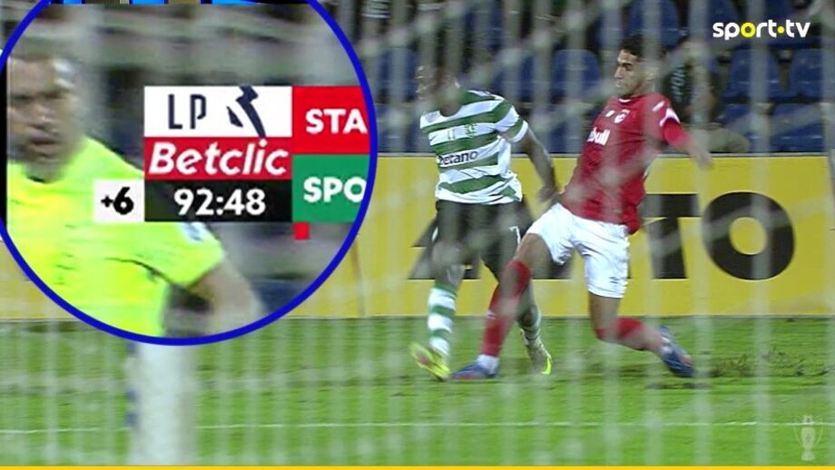 O momento em que o assistente Ângelo Carneiro está a acompanhar o lance que deu o canto da vitória ao Sporting nos Açores