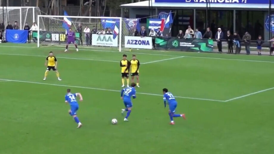 Avondale FC resolveu colocar em prática um lance diferente que saiu... todo ao contrário