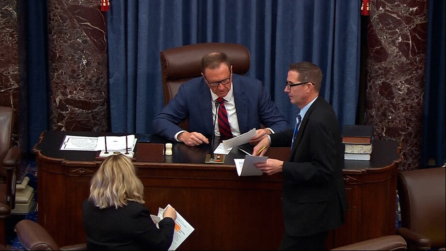 Com 60 votos a favor e 40 contra