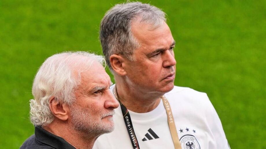 Andreas Rettig, diretor geral da Federação Alemã de Futebol (à direita)