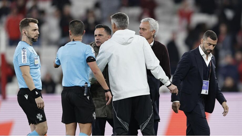 Mário Branco junto da equipa de arbitragem no final do Benfica-Casa Pia