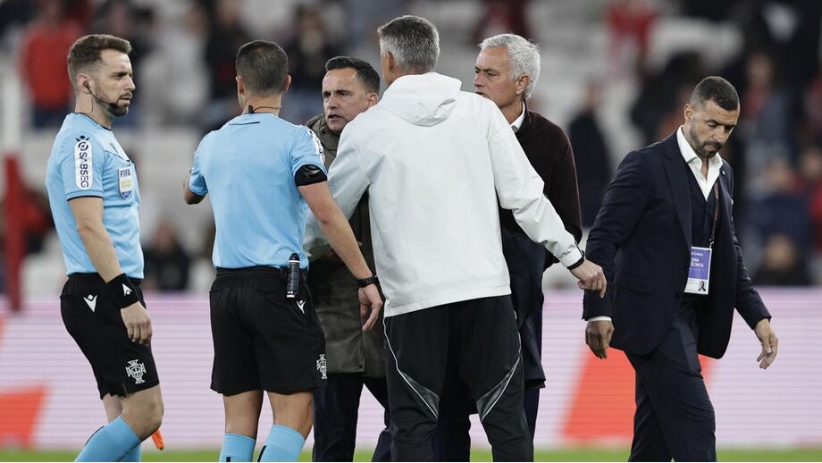 Mário Branco junto da equipa de arbitragem no final do Benfica-Casa Pia