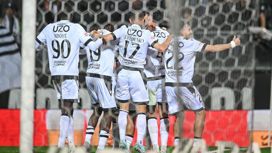 Jogadores do Vitória celebram vitória contra o Tondela