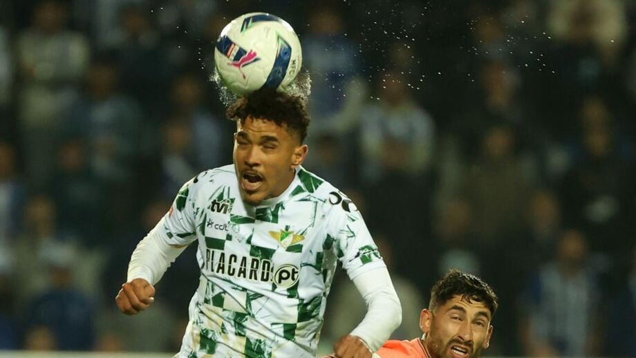 Yan Lincon cabeceia a bola