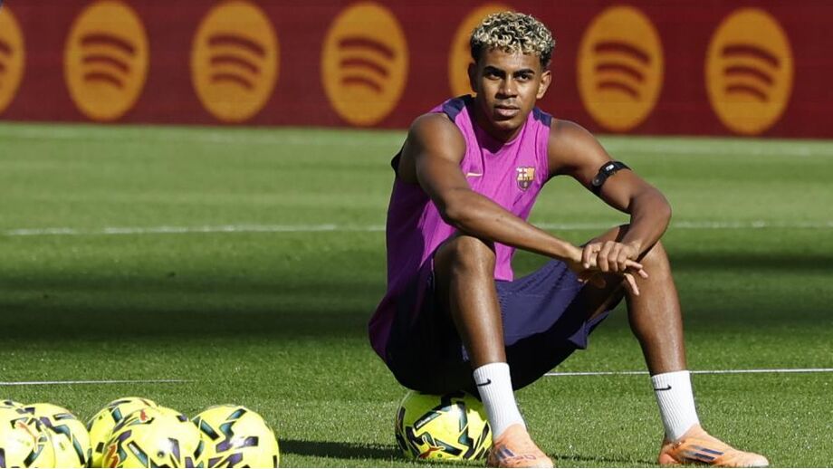 Lamine Yamal durante o treino do Barcelona