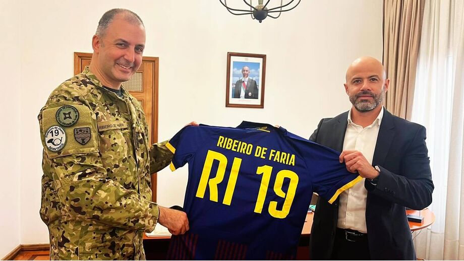 Ribeiro de Faria recebe camisola com o seu nome e número 19