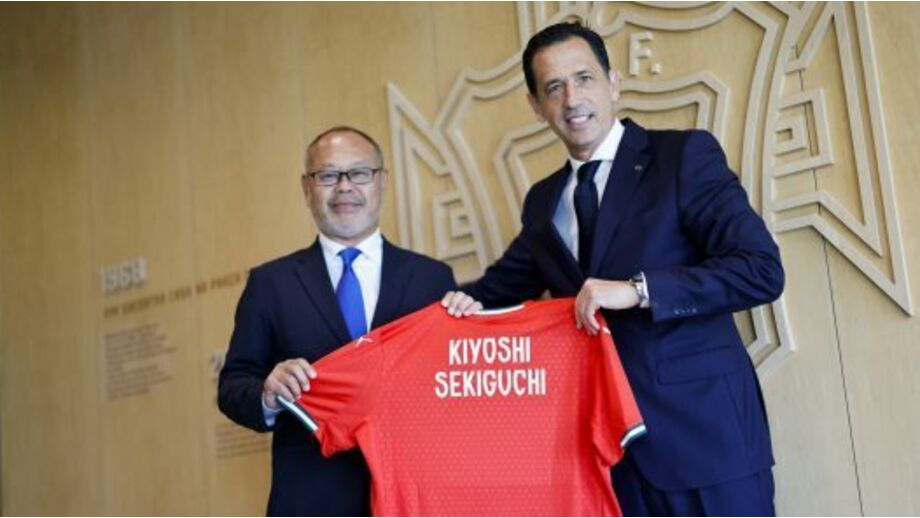 Kyoshi Sekiguchi recebeu camisola da seleção portuguesa de Pedro Proença na Cidade do Futebol