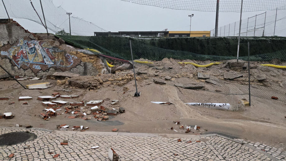 Campo do Botafogo Futebol Clube desaba devido ao mau tempo