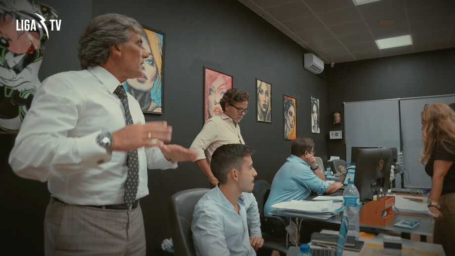 Documentário de dois episódios com uma perspetiva inédita sobre as horas decisivas para os negócios do futebol