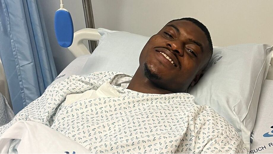 Moshood operado ao menisco