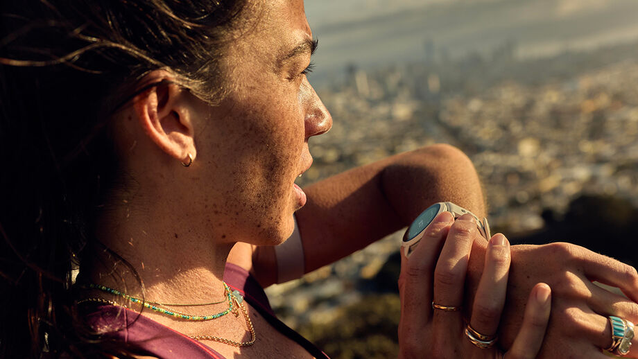 Microfone integrado permite gravar mensagens de áudio a meio e no final das atividades