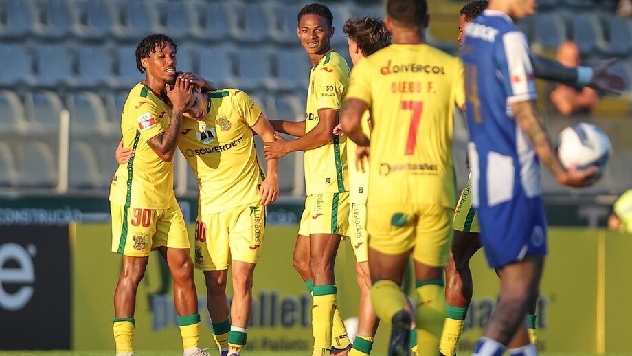 Jogadores do P. Ferreira comemoram golo marcado ao FC Porto B