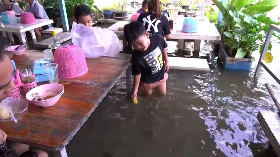  Clientes encantados por poderem comer com os pés dentro de água