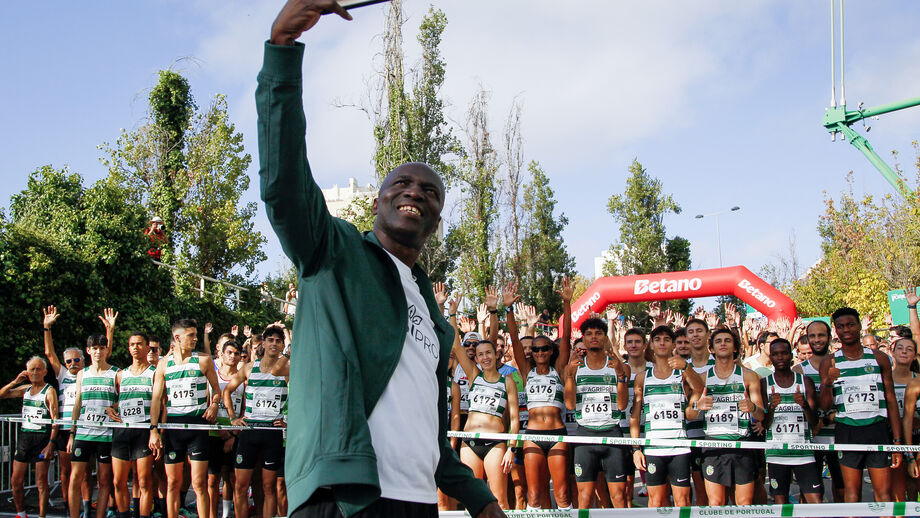 Francis Obikwelu junta-se a atletas do Sporting em evento desportivo