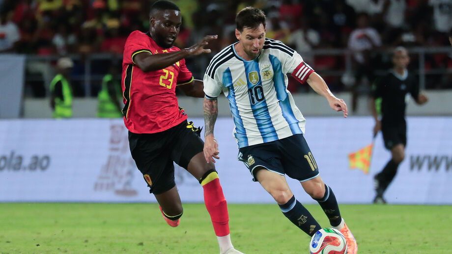 Messi em ação no jogo com a Argentina