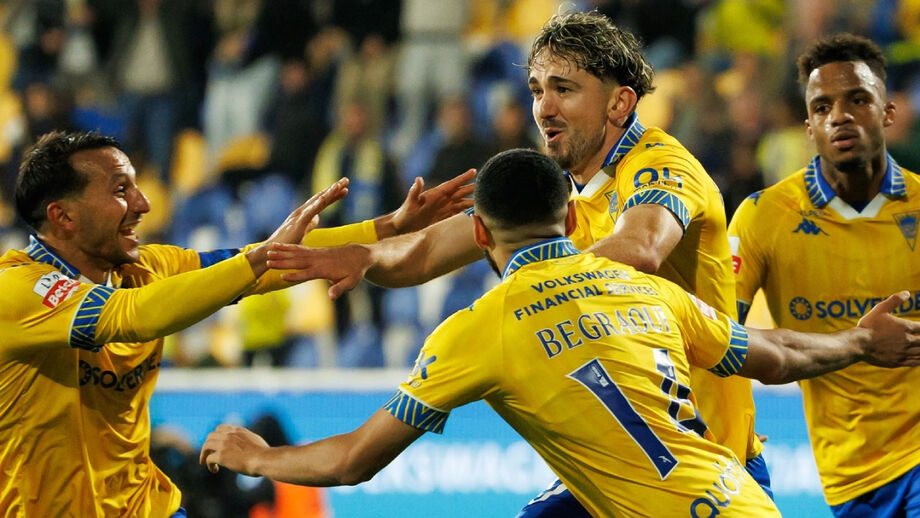 Jogadores do Estoril festejam golo de Holsgrove na vitória sobre o Arouca (4-3)