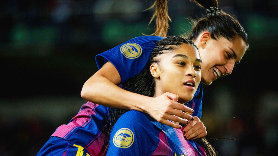 Kika celebra com Sydney Schertenleib após terceiro golo do Barça
