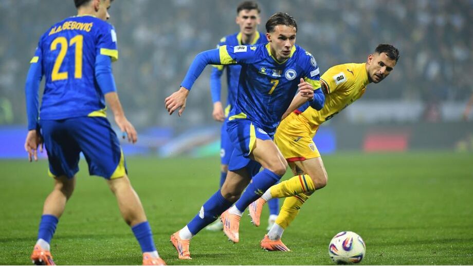 Amar Dedic em ação pela seleção bósnia no jogo contra a Roménia