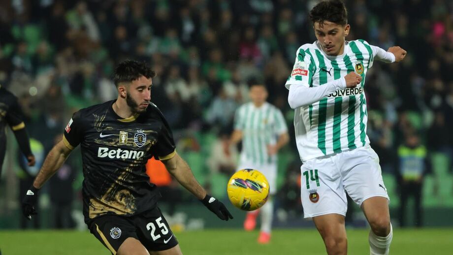 Zoabi, avançado israelita do Rio Ave, disputa lance com Gonçalo Inácio