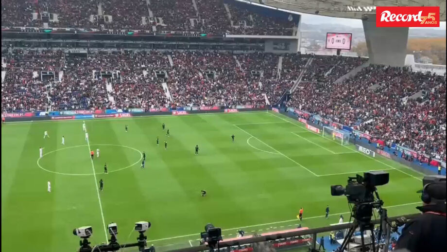 Adepto, com roupa preta tal qual o equipamento dos jogadores de Portugal, entrou em campo antes do início do jogo 