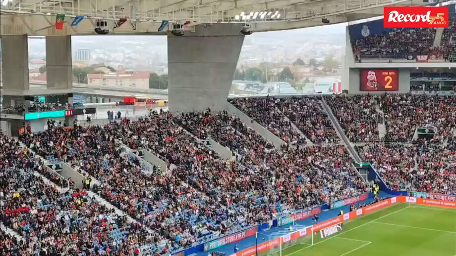 Antigo internacional português, que faleceu em agosto, foi ovacionado
