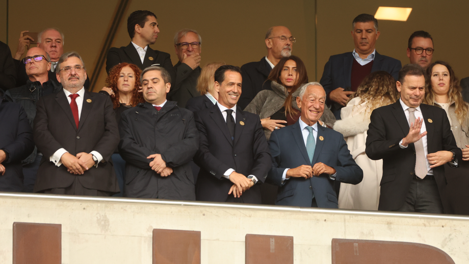 Pedro Proença, Marcelo Rebelo de Sousa e Luís Montenegro na tribuna presidencial do Dragão