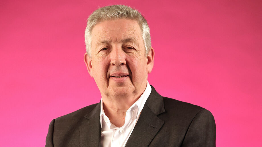 Retrato de Terry Wogan com fato e camisa