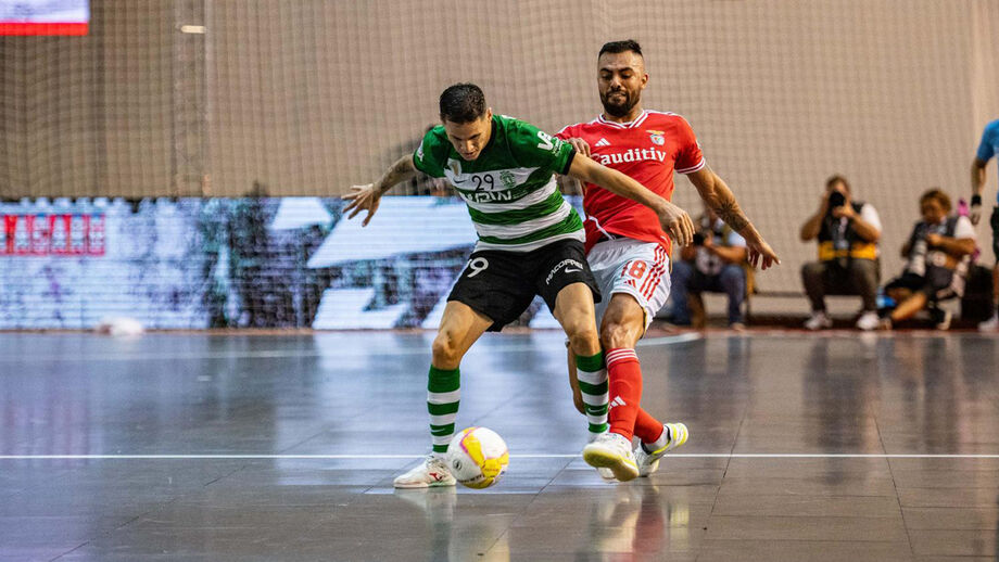 Alex Merlim em ação durante um jogo com o Benfica