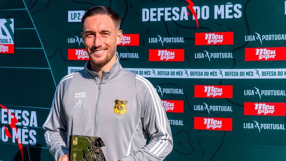Dylan Collard com o troféu de melhor defesa de setembro/outubro da 2.ª Liga