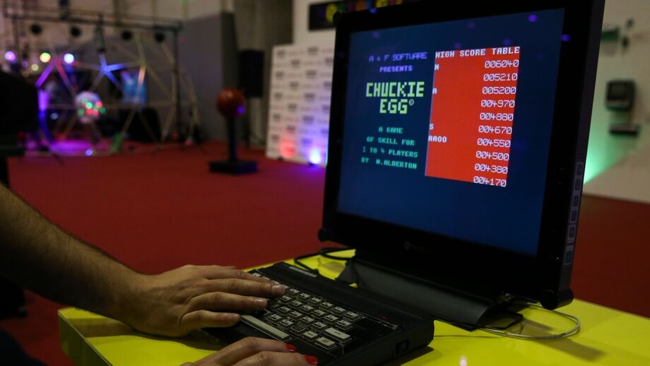 Jogador tenta alcançar pontuação máxima em Chuckie Egg