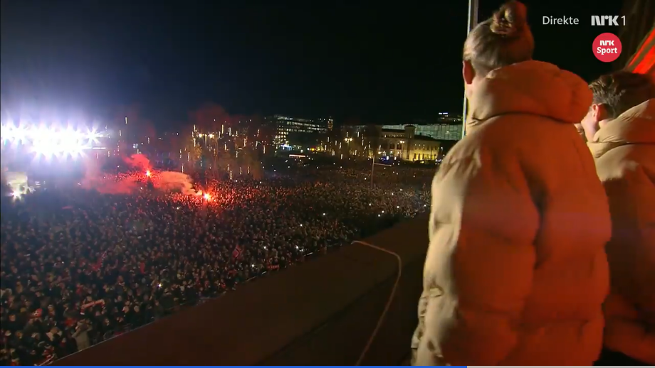 Multidão juntou-se na praça central da capital norueguesa para saudar os novos heróis nacionais